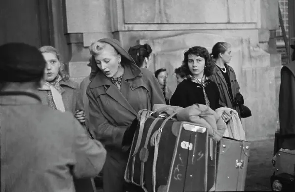 169. Grace Robertson - Reportage iconici sulla vita reale e la quotidianità 14 14.Bluebell Girls arrive in Milan 1952 Grace Robertson