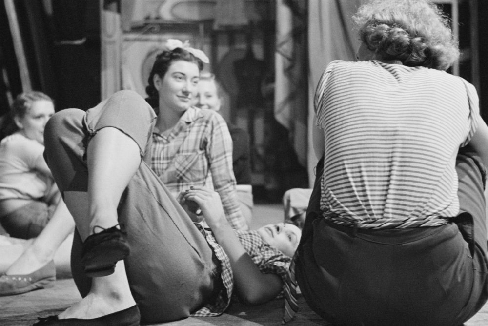 169. Grace Robertson - Reportage iconici sulla vita reale e la quotidianità 15 15.Members of a newly formed Bluebell Girls dance troupe from England during rehearsals at the Nuevo Teatro in Milan Italy Nov. 1951 by Grace Robertson