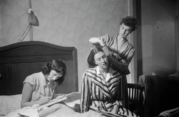 169. Grace Robertson - Reportage iconici sulla vita reale e la quotidianità 16 16.Bluebell Girls stop in Paris 1952 Grace Robertson