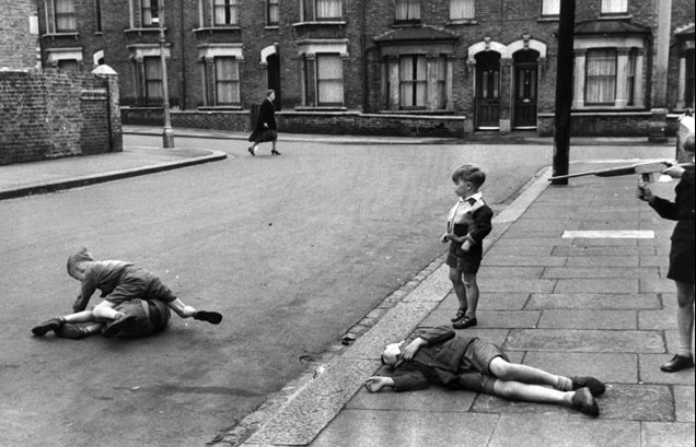 170.Thurston Hopkins - Lo sguardo umano della fotografia britannica 17 17. Children of the Streets reportage 1954.Thurston Hopkins foto