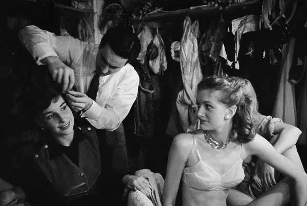 169. Grace Robertson - Reportage iconici sulla vita reale e la quotidianità 17 17.Bluebell Girls backstage 1952 Grace Robertson