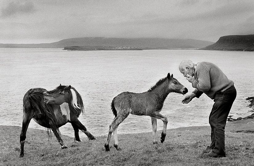 97. Ragnar Axelsson - Gli ultimi giorni dell’Artico 17 17.Sandoy Isole Faroe Regno di Danimarca 1989. Ragnar Axelsson foto