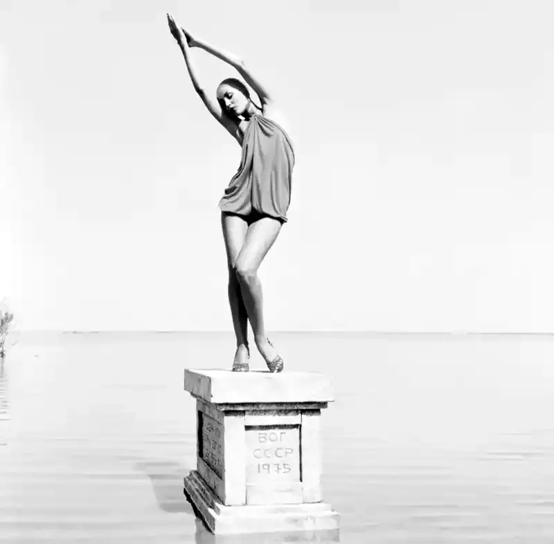 40. Norman Parkinson – L’Occhio Eccentrico della Moda 17 17.the American supermodel Jerry Hall in the Soviet Union Vogue 1975 Norman Parkinson foto