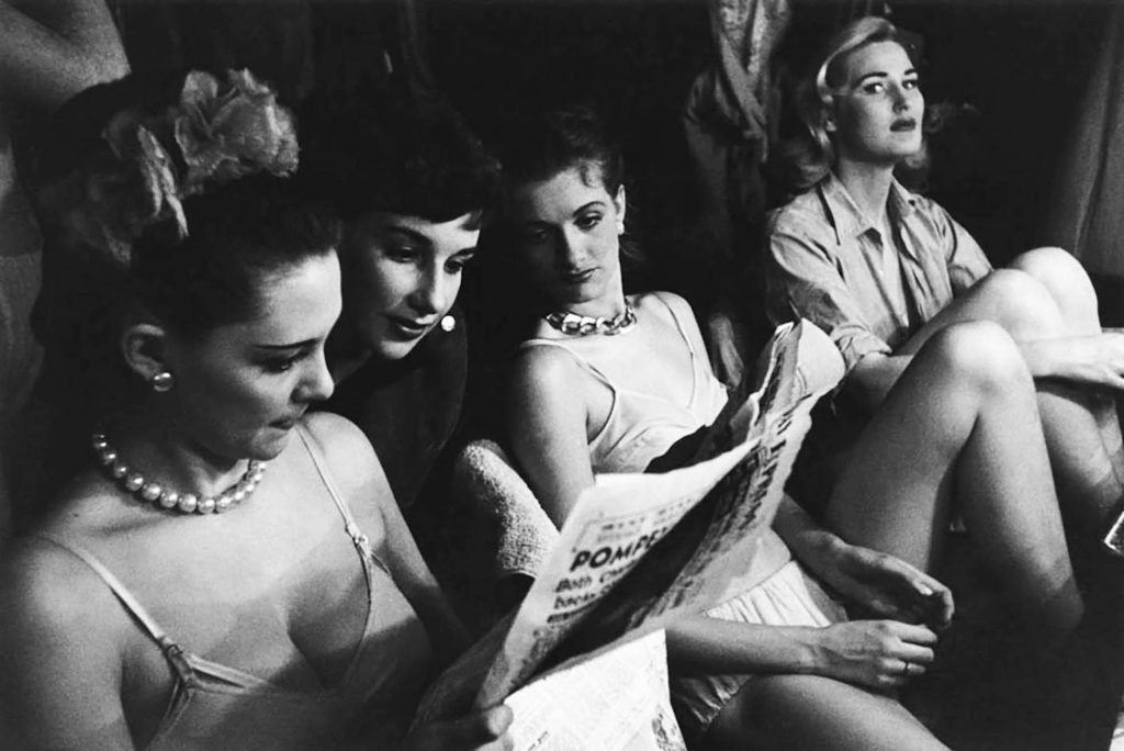 169. Grace Robertson - Reportage iconici sulla vita reale e la quotidianità 18 18.Bluebell Girls In Paris 1952 Grace Robertson 1