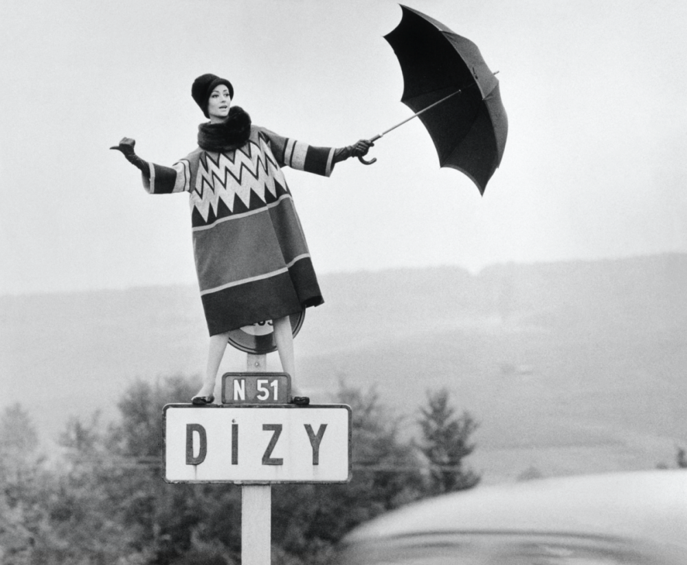 40. Norman Parkinson – L’Occhio Eccentrico della Moda 18 18.Katherine Pastrie in a Nina Ricci coat. Queen 31 August 1960 Norman Parkinson foto