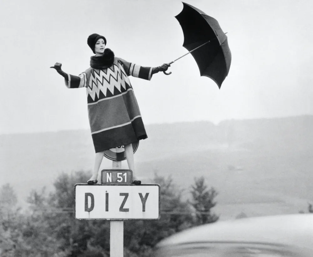 18.Katherine Pastrie in a Nina Ricci coat. Queen 31 August 1960 Norman Parkinson foto