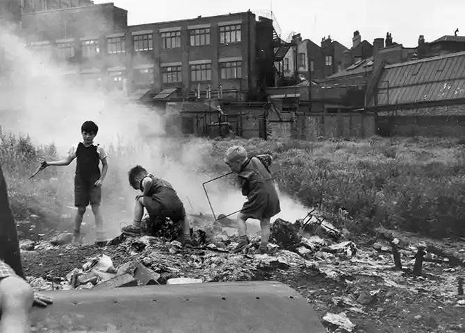 170.Thurston Hopkins - Lo sguardo umano della fotografia britannica 19 19.Children of the Streets reportage 1954.Thurston Hopkins foto