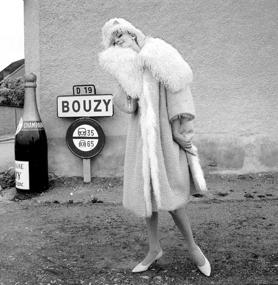 40. Norman Parkinson – L’Occhio Eccentrico della Moda 19 19.Nena Von Schelbrugge in Blamain Fleecy Blonde Coat and hat. Queen1960 Norman Parkinson foto