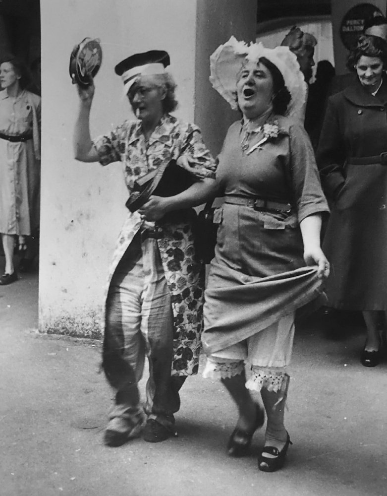 169. Grace Robertson - Reportage iconici sulla vita reale e la quotidianità 20 20.Grace Robertson Mothers Day Off 1954