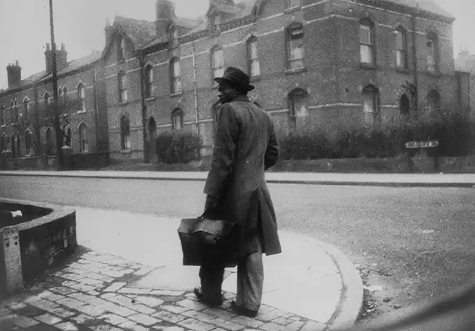 170.Thurston Hopkins - Lo sguardo umano della fotografia britannica 22 21.Un emigrante appena arrivato dalla Giamaica arriva a Birmingham in cerca di lavoro e alloggio gennaio 1955.A British Colour Conflict reportage Thurston Hopkins