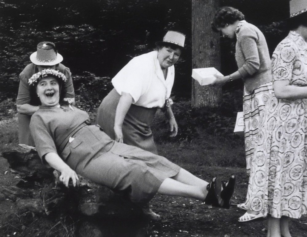 169. Grace Robertson - Reportage iconici sulla vita reale e la quotidianità 22 22.Grace Robertson Mothers Day Off 1954