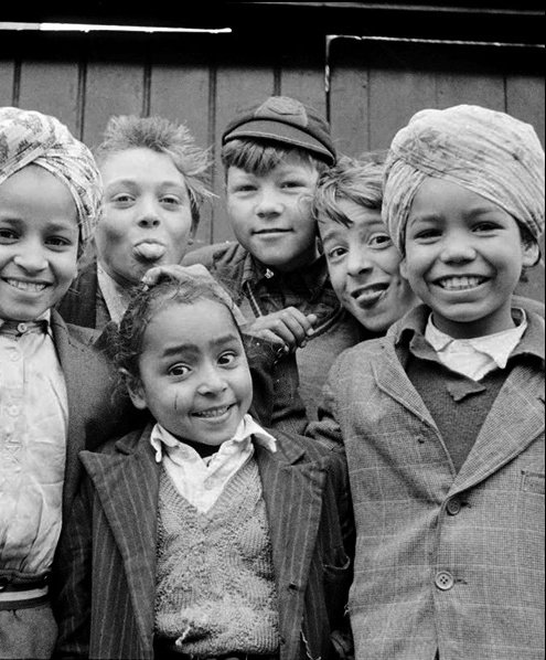 170.Thurston Hopkins - Lo sguardo umano della fotografia britannica 25 24.Bambini Indiani immigrati in Inghilterra.A British Colour Conflict reportage 1955 Thurston Hopkins