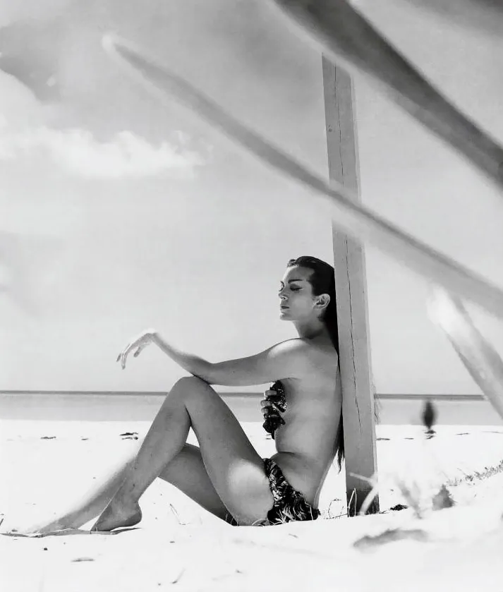 24.Burn up the Sun Carmen DellOrefice photographed in the Bahamas april 1952 Norman Parkinson foto