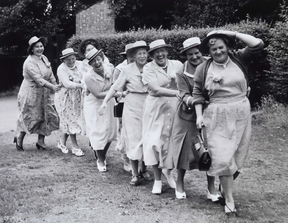 169. Grace Robertson - Reportage iconici sulla vita reale e la quotidianità 24 24.Grace Robertson Mothers Day Off 1954