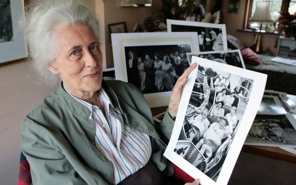 25.Grace Robertson con un ricordo del reportage Mothers Day Off del 1954