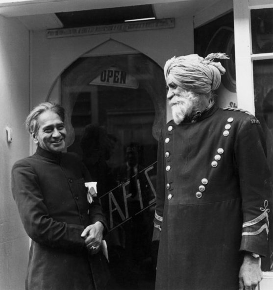 170.Thurston Hopkins - Lo sguardo umano della fotografia britannica 26 25.Indiani immigrati in Inghilterra.A British Colour Conflict reportage 1955 Thurston Hopkins 1