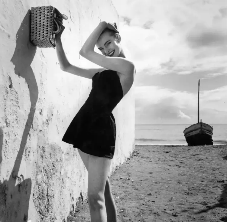 40. Norman Parkinson – L’Occhio Eccentrico della Moda 26 25.susan abrahams swim 1950. photo norman parkinson