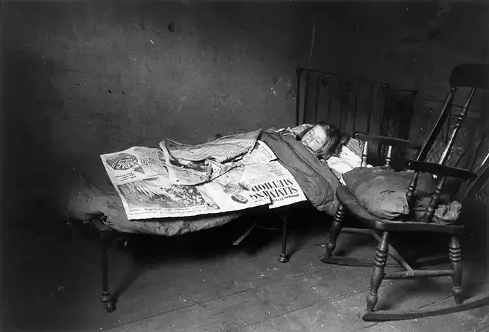 170.Thurston Hopkins - Lo sguardo umano della fotografia britannica 29 28. Liverpool Slums reportagenovembre 1956. Un bambino dorme in una baraccopoli nei vicoli di Liverpool dove 88.000 case sono considerate inadatte allabitazione umana.Thurston Hopkins