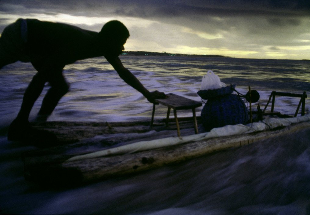 98. Rio Branco – La bellezza dell’immagine tra luce, colore e dolore 26 28.dulce sudor amargo BAHIA Brazil—Jangadeiro .fishing. 1984. Miguel Rio Branco