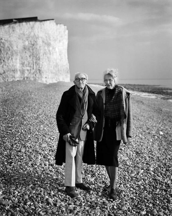 169. Grace Robertson - Reportage iconici sulla vita reale e la quotidianità 29 29.Thurston Hopkins and his wife Grace Robertson on the beach near his home