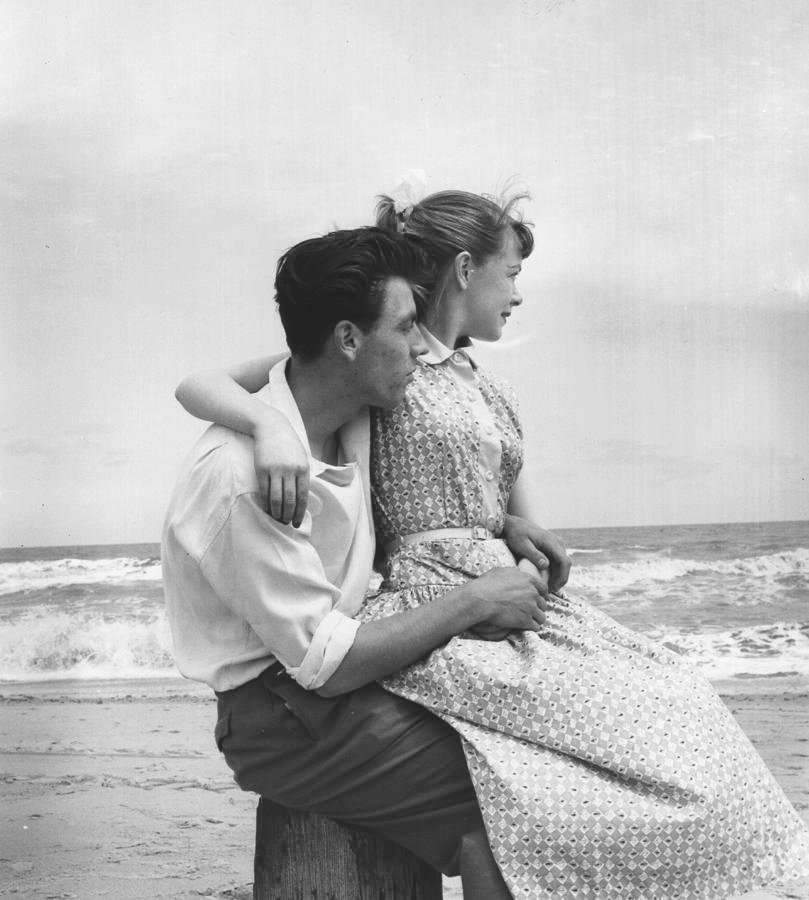169. Grace Robertson - Reportage iconici sulla vita reale e la quotidianità 3 3.Lovers Seashore Grace Robertson Dick Muir Butlins Skegness 1952