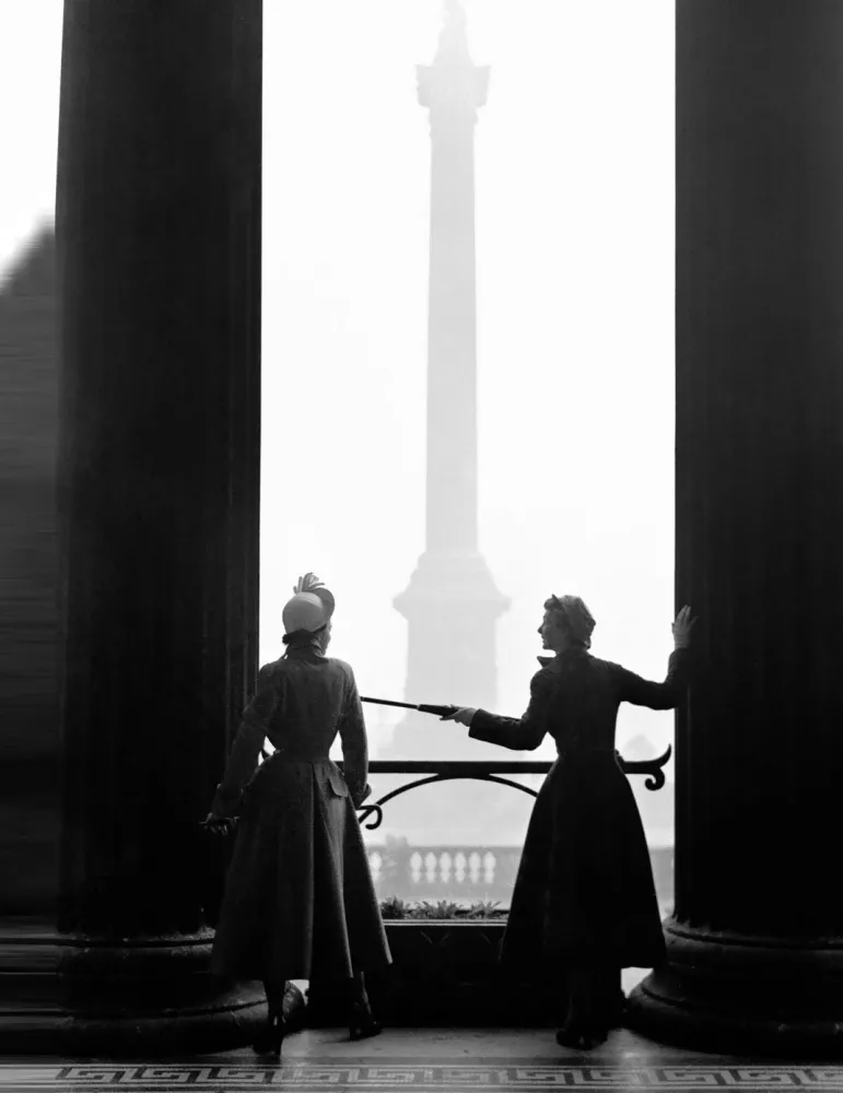 3.Wenda Parkinson e Barbara Goalen. National Gallery1949 Norman Parkinson foto