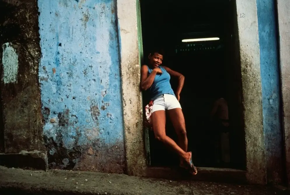 98. Rio Branco – La bellezza dell’immagine tra luce, colore e dolore 35 38.Miguel Rio Blanco Seduction with Blu Shirt. Pelourinho 1979