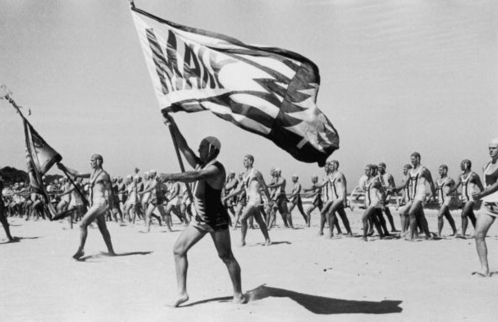 170.Thurston Hopkins - Lo sguardo umano della fotografia britannica 39 38.Una sfilata di bagnini del Life Saving Clubs di Sydney al Surf Carnival durante il tour reale in Australia e Nuova Zelanda 23 gennaio 1954.Thurston Hopkins