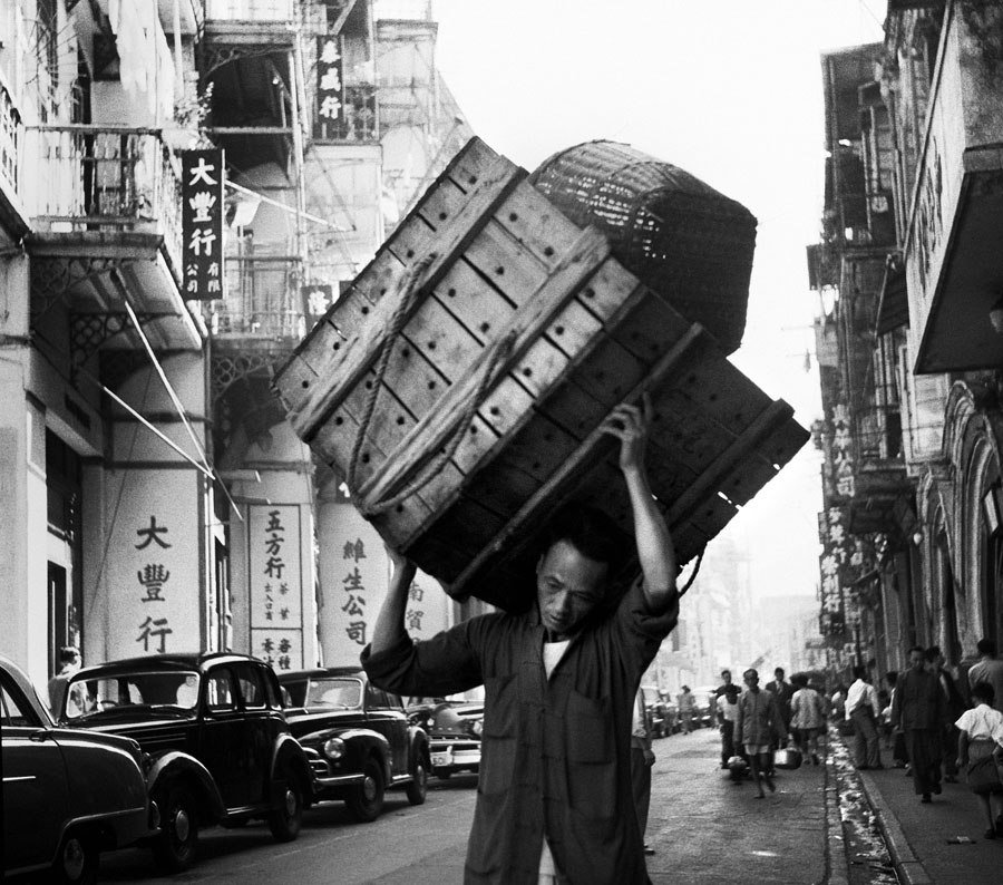 153. Fan Ho – L'incanto senza tempo della perduta Hong Kong 39 39.Fan Ho Man Carrying Box 1954