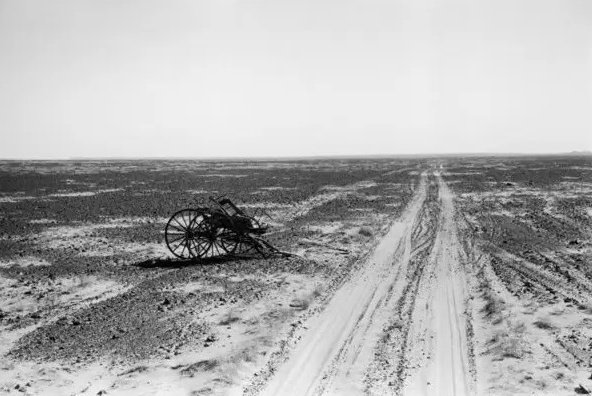 170.Thurston Hopkins - Lo sguardo umano della fotografia britannica 40 39.Un carro abbandonato nella sabbia del deserto delloutback australiano 1953.Thurston Hopkins