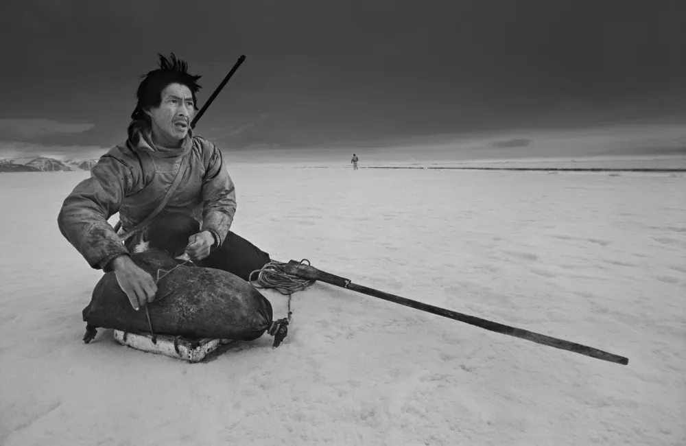 4.Il cacciatore Ole Neylsen alla ricerca di un orso polare sul ghiaccio a Thule.Ragnar Axelsson foto