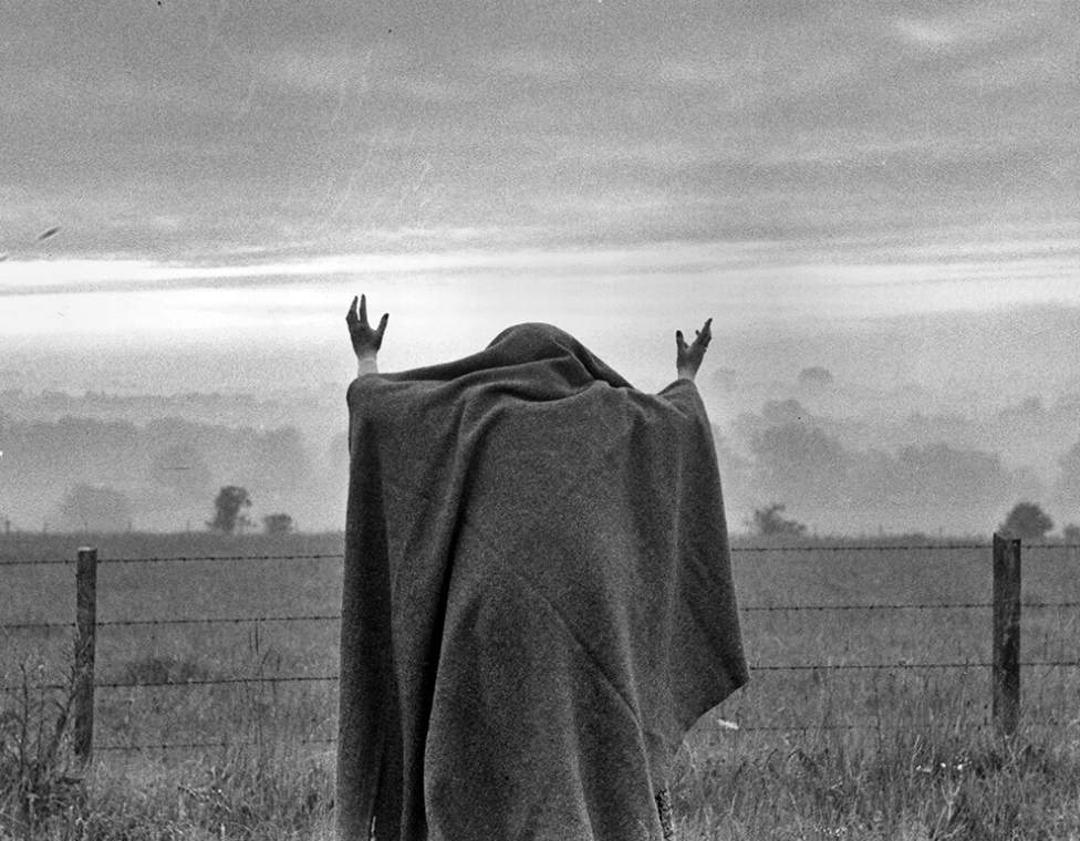 170.Thurston Hopkins - Lo sguardo umano della fotografia britannica 42 41.30 giugno 1956 Un druido partecipa a una cerimonia allalba nellambito dei riti di mezza estate a Stonehenge.Thurston Hopkins