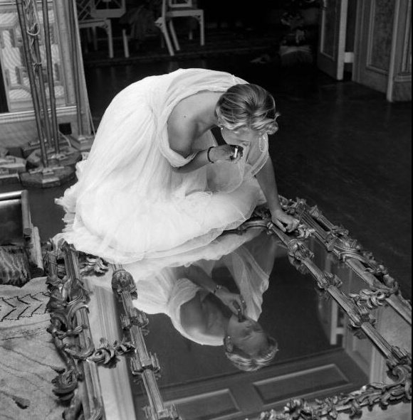 170.Thurston Hopkins - Lo sguardo umano della fotografia britannica 5 5.8 agosto 1953 Judy Dunlop una partecipante al concorso di bellezza Holiday Girl al Royal Pavilion di Brighton si mette il rossetto nella biblioteca del Re.Thurston Hopkins foto