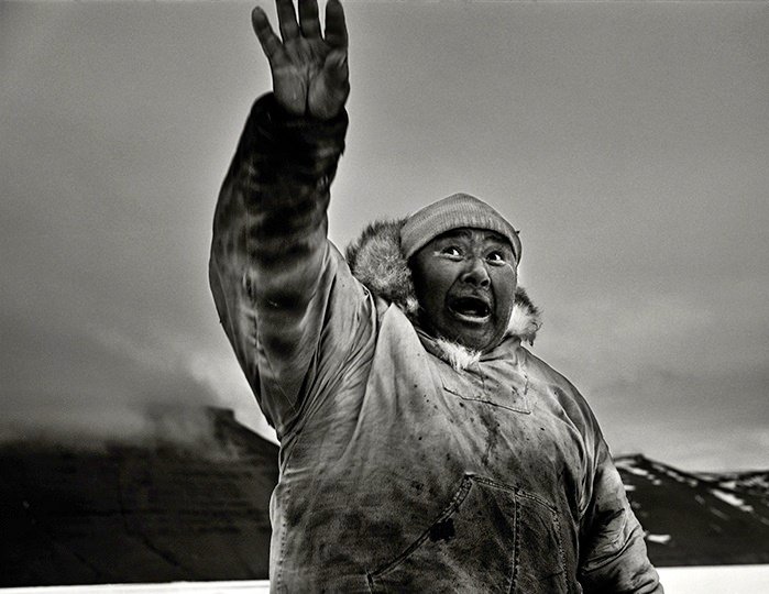 97. Ragnar Axelsson - Gli ultimi giorni dell’Artico 5 5.Groenlandia. Masauna grida BALENA e poi intima il silenzio. Dal libro Ultimi giorni dellArtico 2010