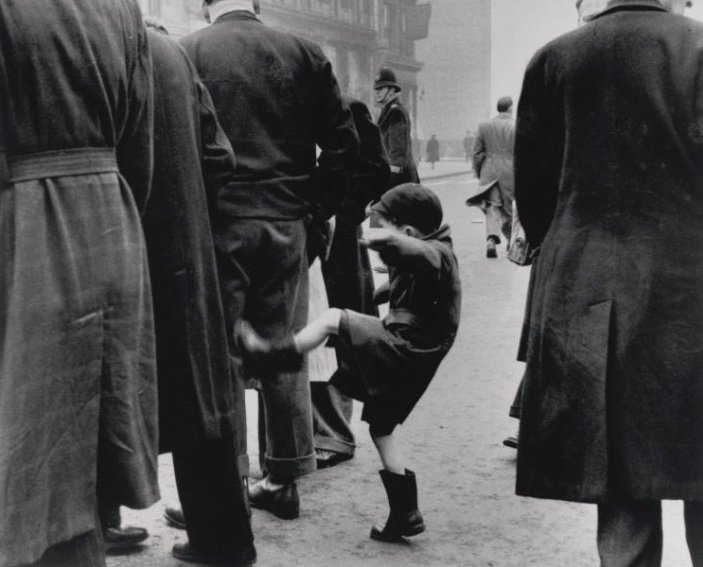 169. Grace Robertson - Reportage iconici sulla vita reale e la quotidianità 6 6. Frustation Petticoat Lane London 1948. Grace Robertson foto