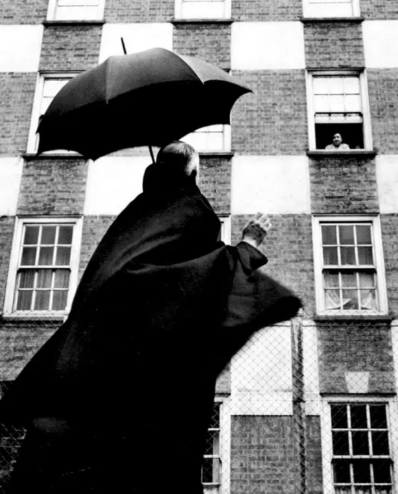 170.Thurston Hopkins - Lo sguardo umano della fotografia britannica 7 7.Il reverendo George Reindorp della chiesa di Santo Stefano a Londra saluta uno dei suoi parrocchiani alla finestra il giorno di Natale del 1954