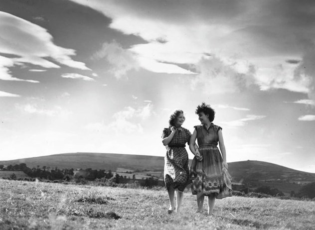 170.Thurston Hopkins - Lo sguardo umano della fotografia britannica 8 8.8 ottobre 1955 Le ragazze irlandesi Nora Larkin a destra e Angela OConnell fanno una passeggiata vicino alla loro casa a Kilternan nella contea di Dublino