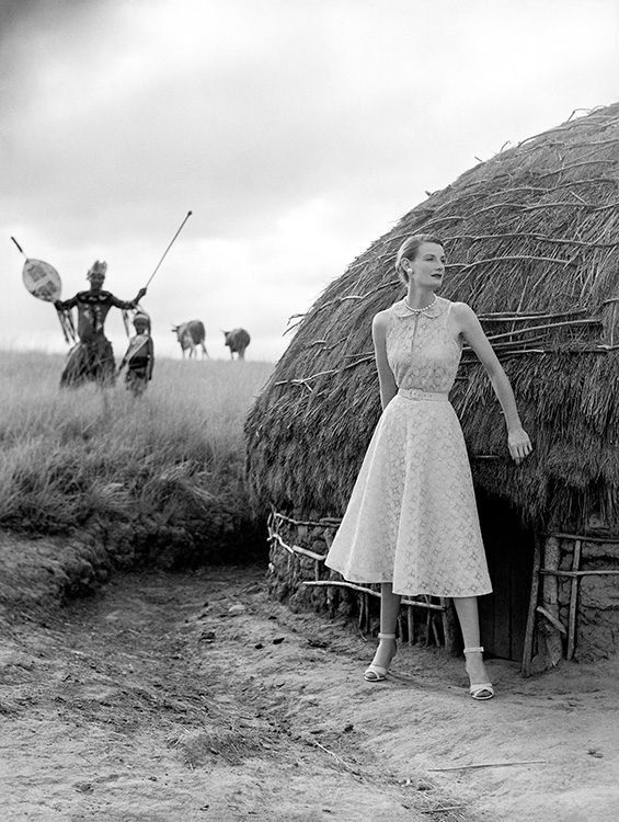 40. Norman Parkinson – L’Occhio Eccentrico della Moda 8 8.Wenda Parkinson next to a Zulu hut in South Africa British Vogue1951 Norman Parkinson foto