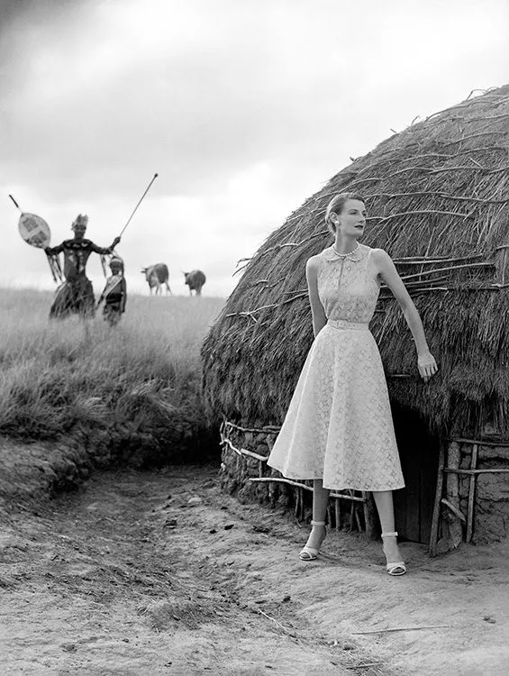 8.Wenda Parkinson next to a Zulu hut in South Africa British Vogue1951 Norman Parkinson foto