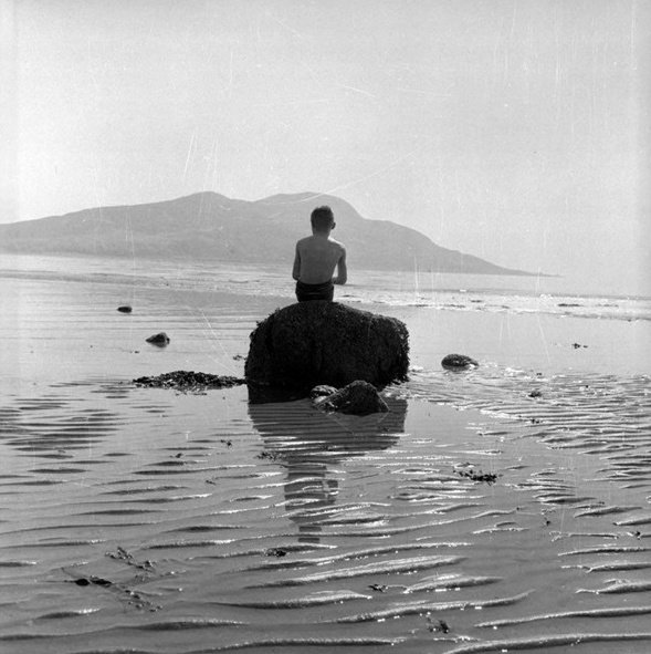 170.Thurston Hopkins - Lo sguardo umano della fotografia britannica 9 9.Un ragazzino seduto su una roccia nel mare appena al largo dellisola di Arran 1956.Thurston Hopkins foto
