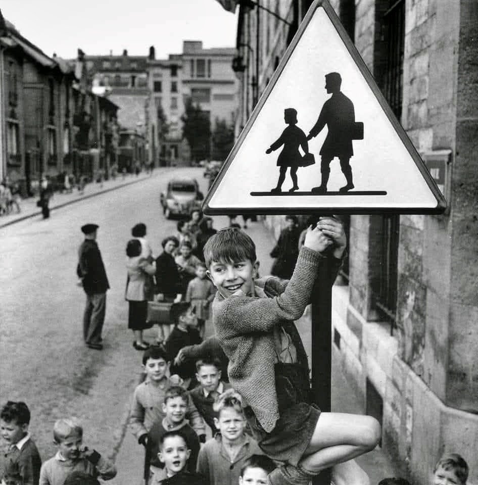 10 Maestri della " Street Photography" : Storie, Tecniche e Immagini Iconiche 1 001.Robert Doisneau Bambini che giocano per le strade di Parigi 1950s