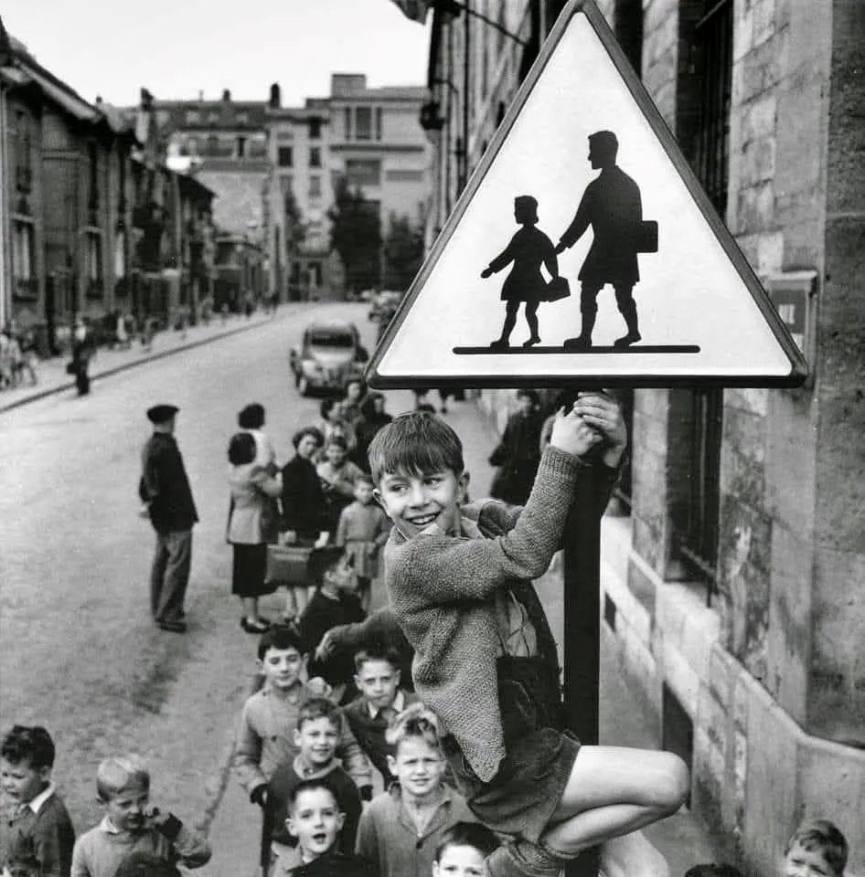 001.Robert Doisneau Bambini che giocano per le strade di Parigi 1950s