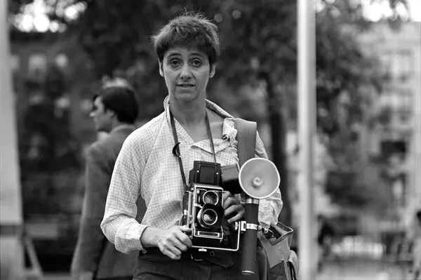 10 Maestri della " Street Photography" : Storie, Tecniche e Immagini Iconiche 18 1.Diane Arbus