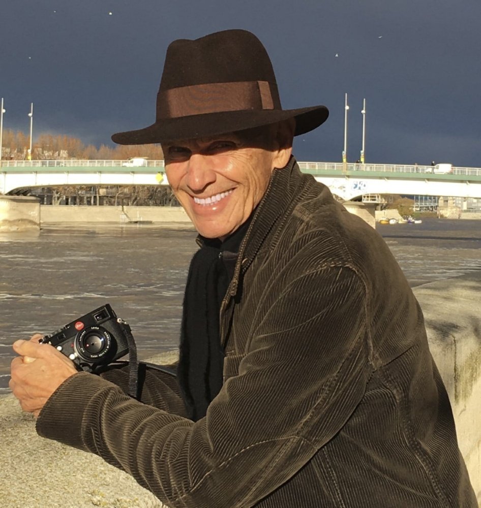 10 Maestri della " Street Photography" : Storie, Tecniche e Immagini Iconiche 22 1.Joel Meyerowitz Portrait Arles 2016