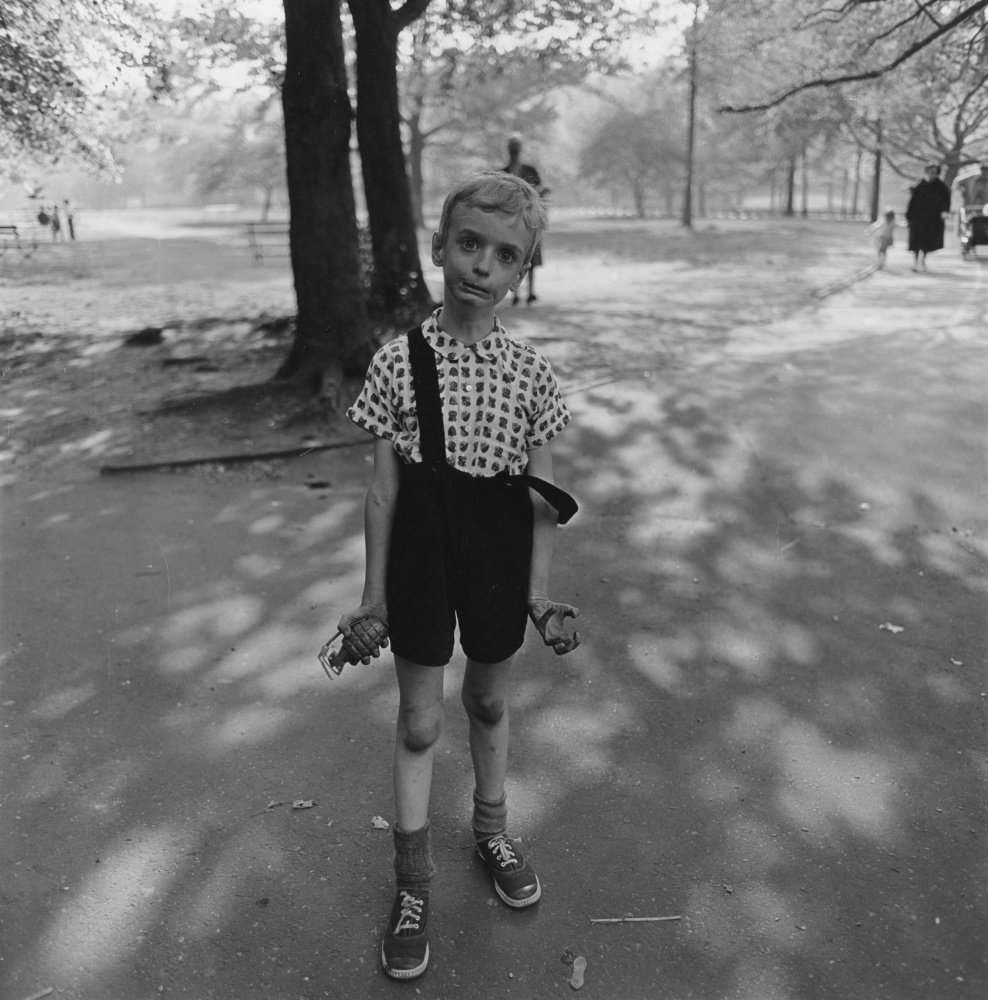 10 Maestri della " Street Photography" : Storie, Tecniche e Immagini Iconiche 19 2.Diane Arbus. Child with a Toy Hand Grenade in Central Park NYC 1962