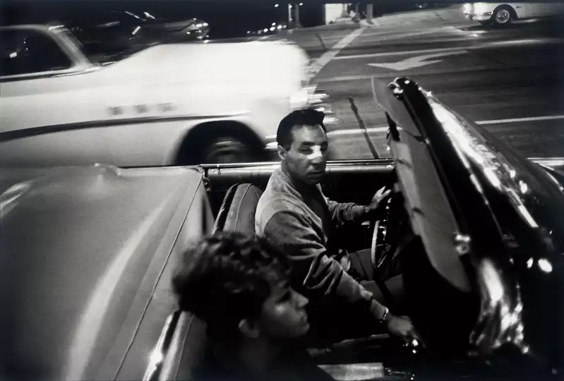 10 Maestri della " Street Photography" : Storie, Tecniche e Immagini Iconiche 15 Dalla serie Los Angeles California 1964 .Garry Winogrand