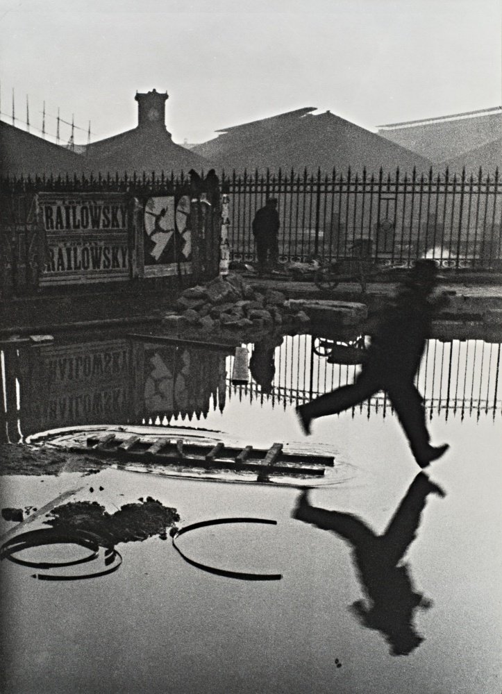 10 Maestri della " Street Photography" : Storie, Tecniche e Immagini Iconiche 11 Derriere la Gare Saint Lazare Parigi nel 1932. H.Cartier Bresson