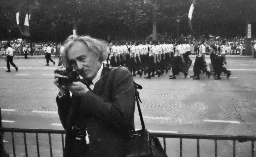 10 Maestri della " Street Photography" : Storie, Tecniche e Immagini Iconiche 38 1. William Klein. CHAMPS ELYSEES Parigi 14 luglio 1989