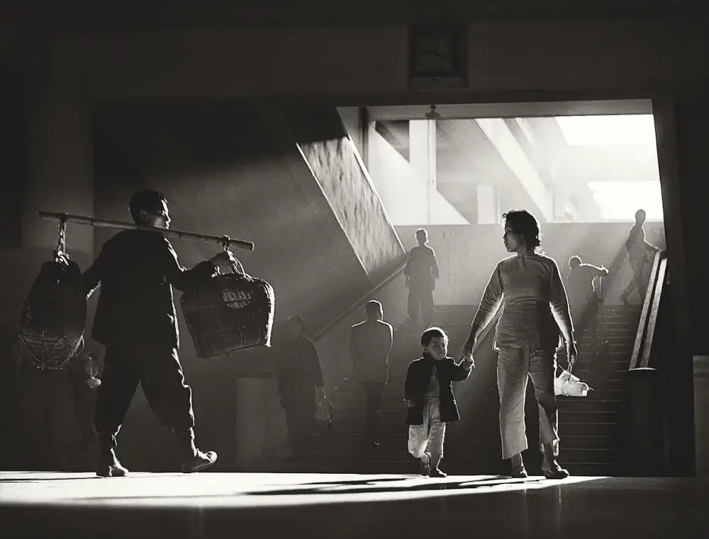 10 Maestri della " Street Photography" : Storie, Tecniche e Immagini Iconiche 52 12. Fan Ho Hong Kong