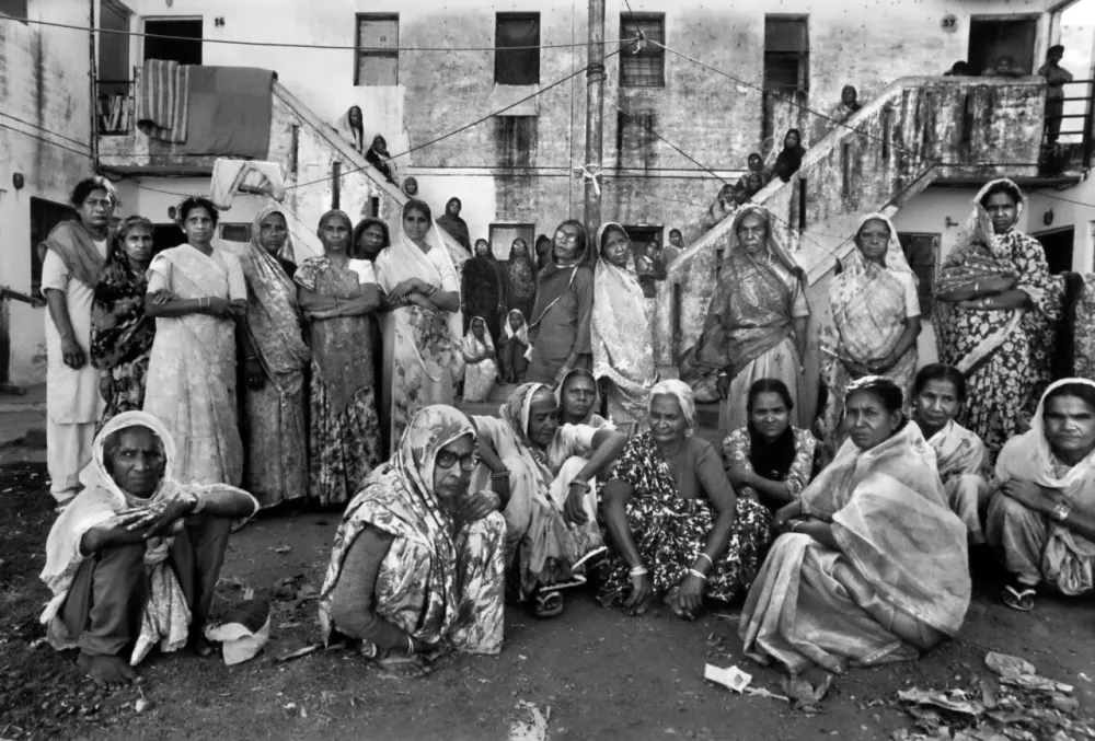 13. Donne di Bophal. Raghu Rai